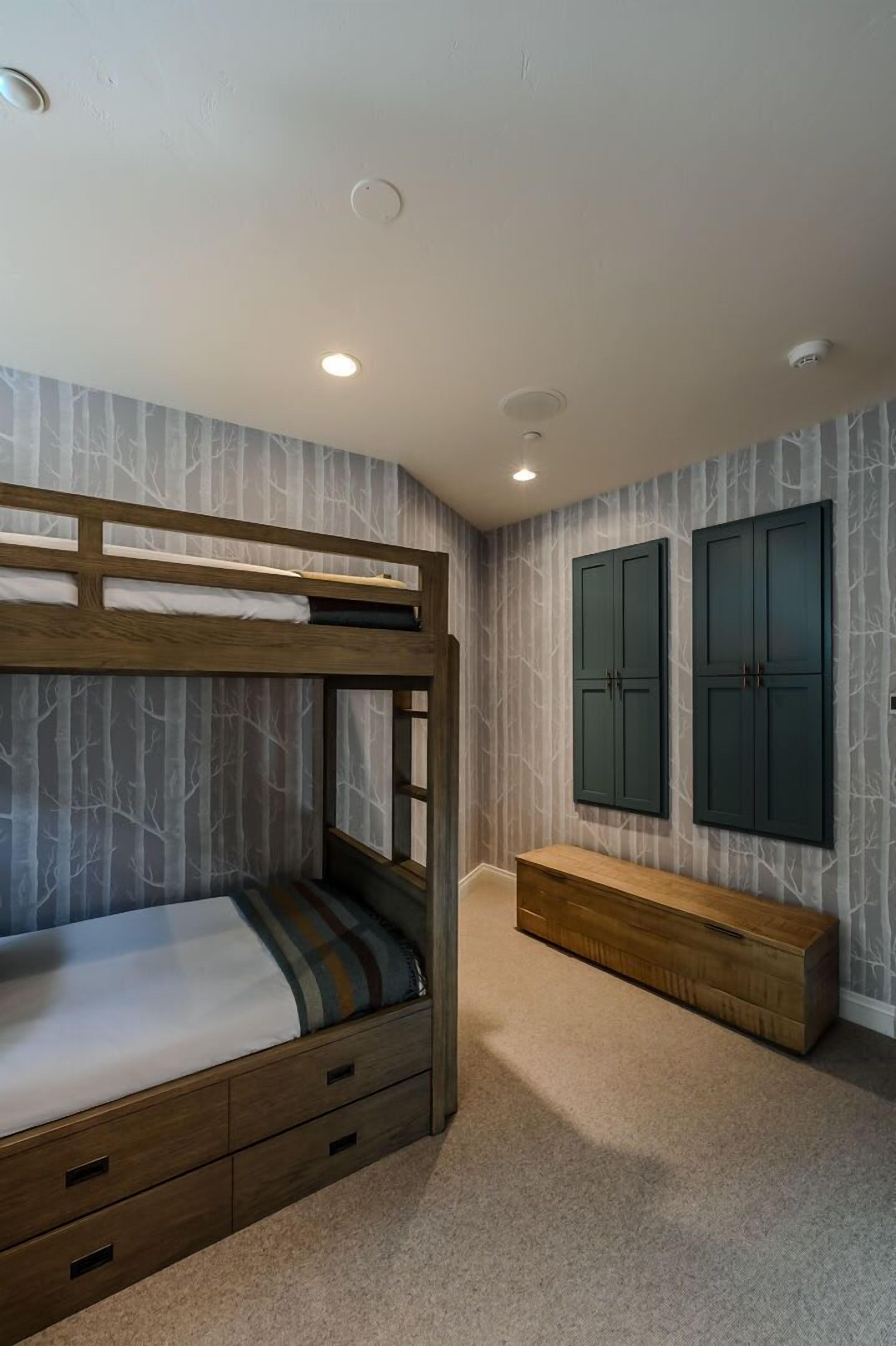 6 bedrooms, iron/ironing board, WiFi, bed sheets