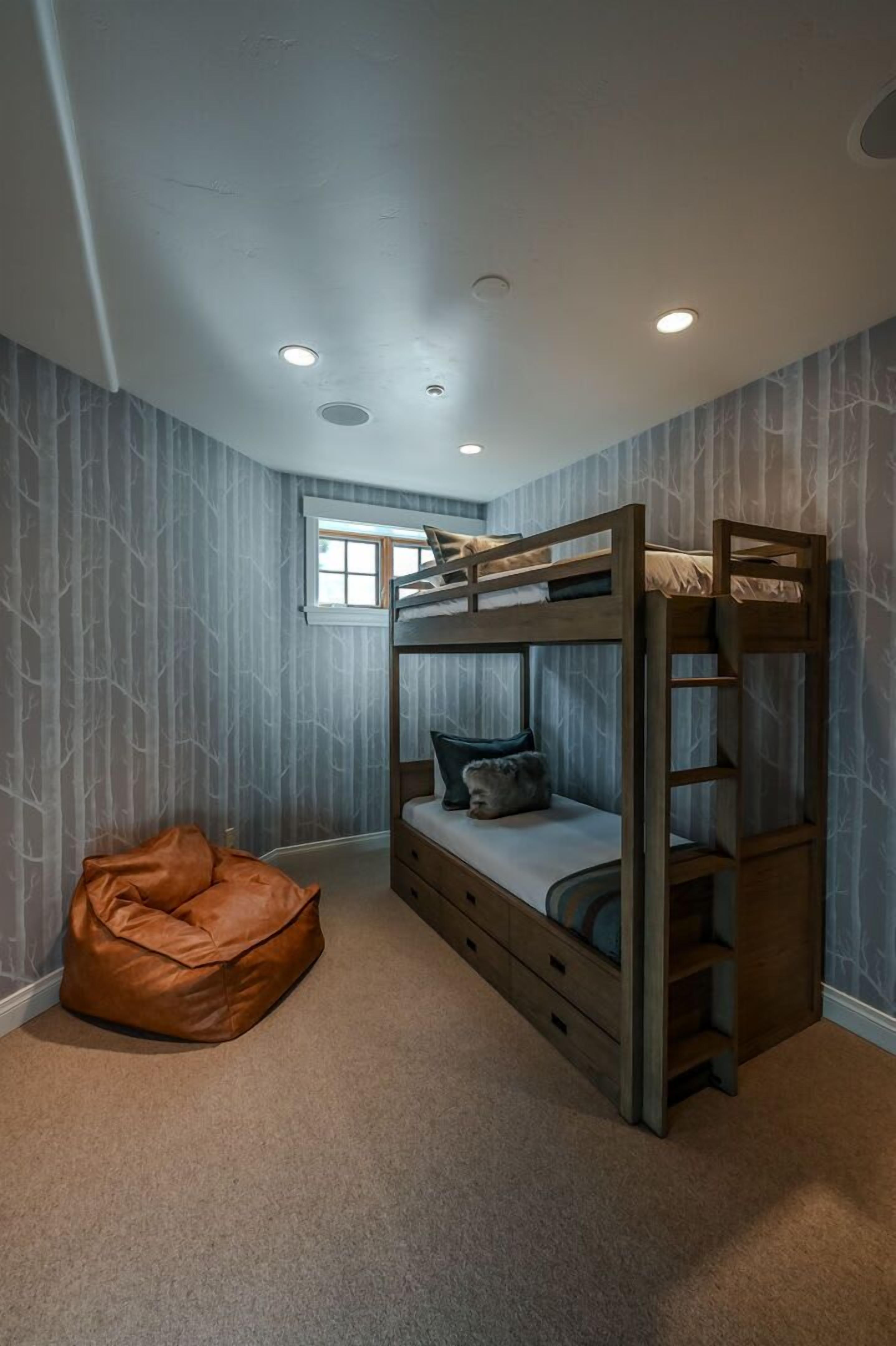 6 bedrooms, iron/ironing board, WiFi, bed sheets