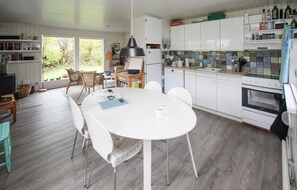 ثلاجة، موقد طهي مسطح، غسالة أطباق