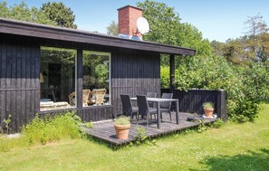 Outdoor dining - Stunning home in Samsø with WiFi (Samsø)