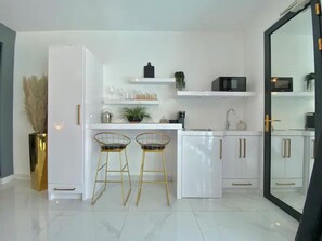 Refrigerador, microondas, cafetera y tetera y utensilios de cocina