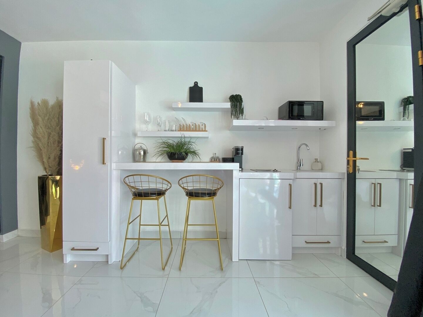 Kühlschrank, Mikrowelle, Herdplatte, Wasserkocher mit Kaffee-/Teezubehör