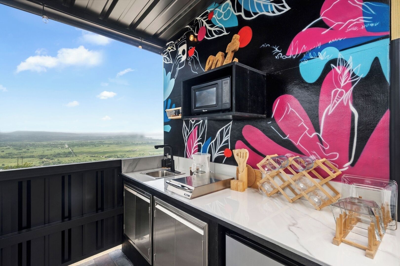 Mikrowelle, Herdplatte, Wasserkocher mit Kaffee-/Teezubehör