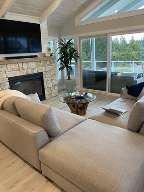 Smart-TV, Kamin, Bücher, Stereoanlage