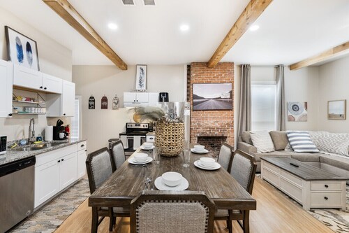 Stockyards- 4min | Pet Friendly | 3BR Luxe Gem