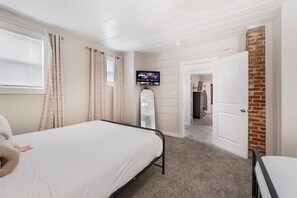 3 Schlafzimmer, Betten mit Memory-Foam-Matratzen, Bügeleisen/Bügelbrett