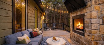 Sleeps 23 • Hot Tub • Putt Putt • 10 Mins to Lake & Beavers Bend State Park!