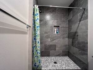 Dusche, Haartrockner, Handtücher, Seife