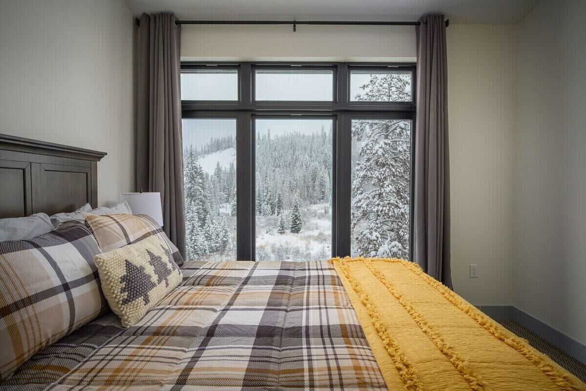 2 bedrooms, iron/ironing board, internet, bed sheets