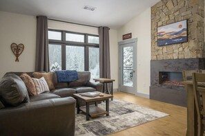 TV, fireplace