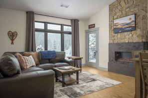 TV, fireplace - Timber Fox 1403 downtown Winter Park - Community Hot Tub (Winter Park)