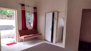 Una habitación con cama, un banco y un armario.