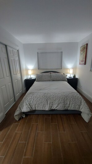 1 室のベッドルーム、デスク、WiFi (無料)、ベッドシーツ