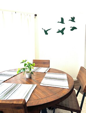 Dining - Mallard Manor-Downtown Boerne Easy Walk to Main St! Relax, Dine, Shop, Breweries (Boerne)