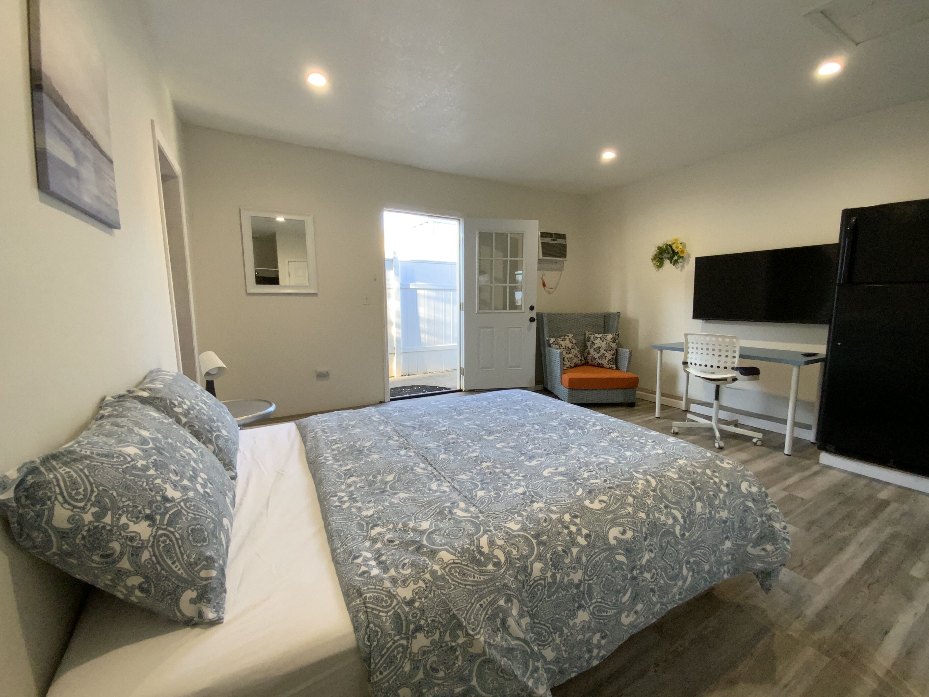 1 多间卧室、办公桌、WiFi、床单