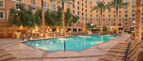 Utomhuspool och uppvärmd pool