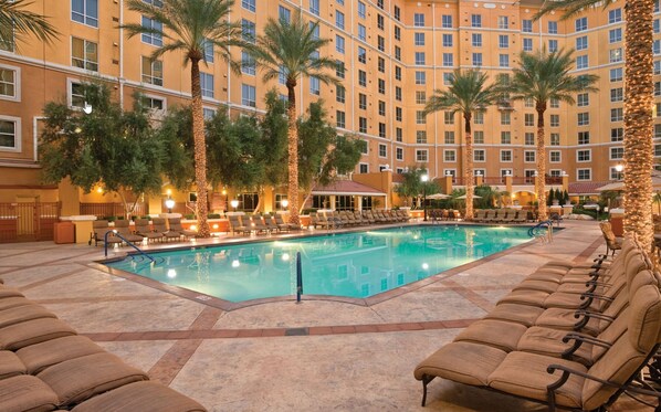 Alberca al aire libre y alberca climatizada