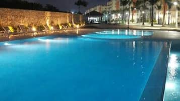 Kolam renang outdoor, dengan kursi berjemur