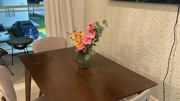 Apartemen Keluarga | Makan di kamar