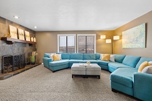 TV connectée, cheminée, jeux vidéo, livres