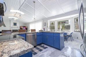 Interior - Located in the best Orlando area , Dr. Phillips , exclusive water view location (Orlando)