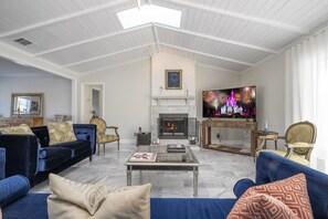 Living area - Located in the best Orlando area , Dr. Phillips , exclusive water view location (Orlando)