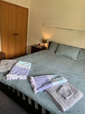 3 عدّة غرف نوم ومكواة/لوح كي وواي فاي وملاءات أسرّة