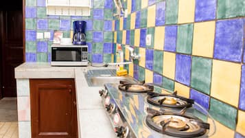 Kylskåp, mikrovågsugn, spishäll och kaffe- och tebryggare