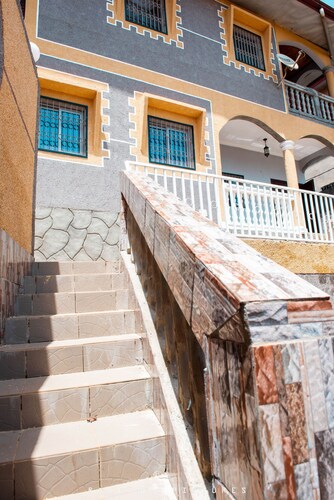 Odza, Moderne Wohnung, 3 Schlafzimmer, privater Parkplatz, Veranda