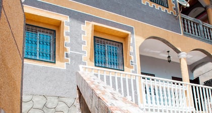 Odza, Moderne Wohnung, 3 Schlafzimmer, privater Parkplatz, Veranda