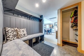 Smart-TV, Kamin, Stereoanlage