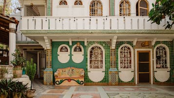 Vista frontal de la propiedad