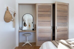 3 bedrooms, iron/ironing board, WiFi, bed sheets - Sea Notes Beach House Yamba (Yamba)