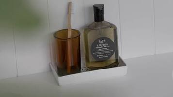 Ein Badezimmerschrank mit einer Zahnbürste und einer Handdesinfektionsmittel-Flasche.
