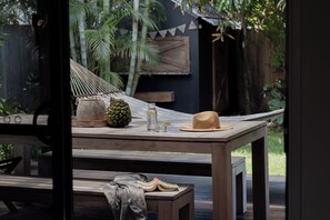 Outdoor dining - Sea Notes Beach House Yamba (Yamba)