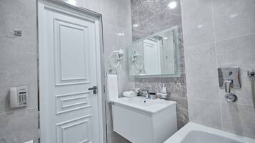 Combined shower/tub, slippers, towels