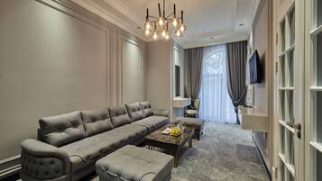 Luxury Double Room | In-room safe, iron/ironing board, free WiFi, bed sheets