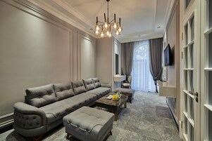 Luxury Double Room | In-room safe, iron/ironing board, free WiFi, bed sheets