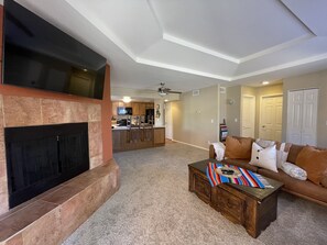 スマートテレビ、暖炉、テーブルサッカー台、PC モニター