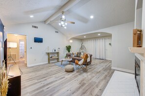 Smart TV, fireplace - H-Town Pool House • Arcade • Pool Table • 2 King BD • HBO Max• 6 Beds (Houston)