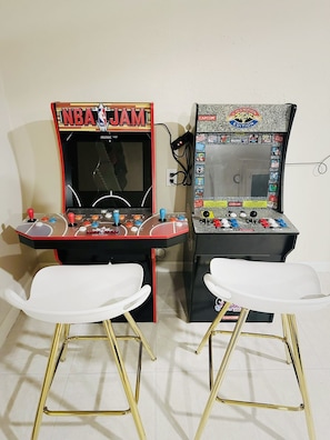 Games room - H-Town Pool House • Arcade • Pool Table • 2 King BD • HBO Max• 6 Beds (Houston)