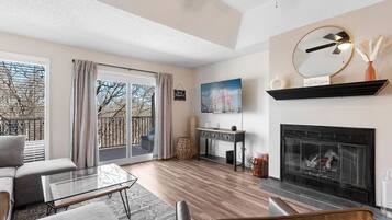 Smart TV, chimenea, futbolito