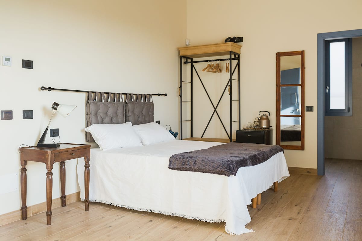 Luxe vierpersoonskamer | Hypoallergeen beddengoed, donzen dekbedden, een kluis op de kamer