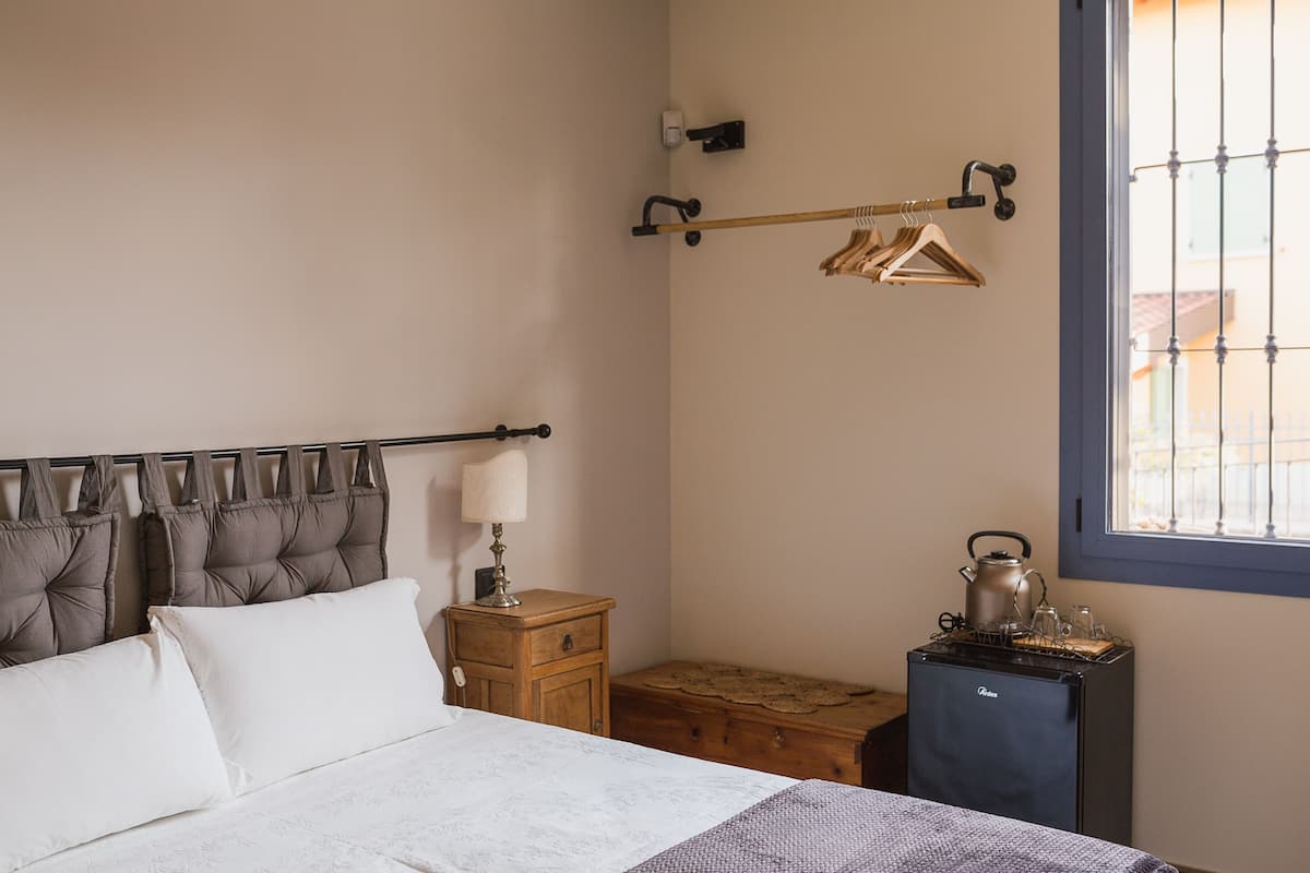 Standaard vierpersoonskamer | Hypoallergeen beddengoed, donzen dekbedden, een kluis op de kamer