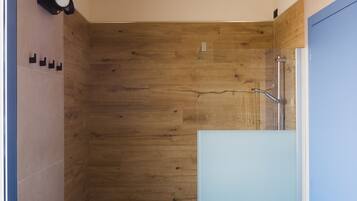 Luxury-Vierbettzimmer | Badezimmer | Dusche, Regendusche, Haartrockner, Bidet