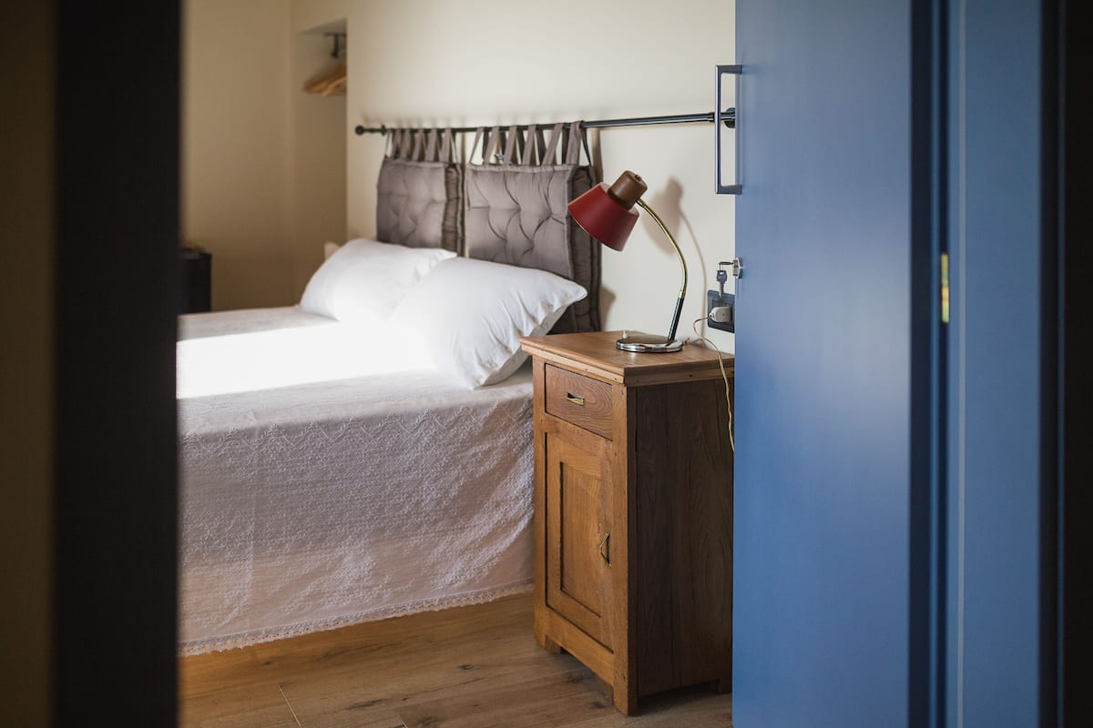 Comfort driepersoonskamer | Hypoallergeen beddengoed, donzen dekbedden, een kluis op de kamer