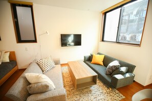 Deluxe Twin Room | Iron/ironing board, free WiFi