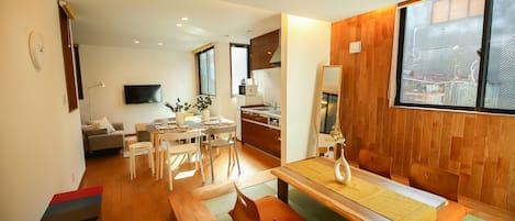 Deluxe Twin Room | Iron/ironing board, free WiFi