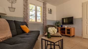 Fernseher, DVD-Player, Tischfußball, Tischtennisplatte