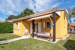 Outdoor dining - Welcome to the Périgord countryside. 3 *** (Hautefort)